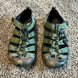 Kids Keen sandals size 4